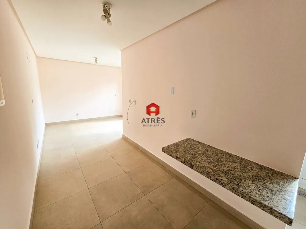 Localizada no Setor Central com aproximadamente 27m² composta de: suíte, banheir...