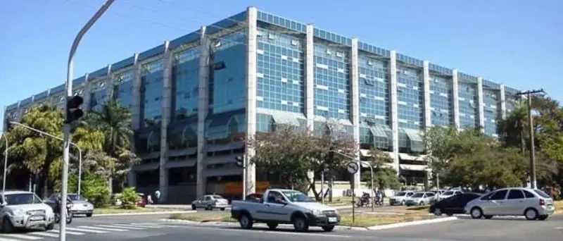 Sala com 02 (duas) vagas de garagens privativas com dois ambientes (recepção/esc...