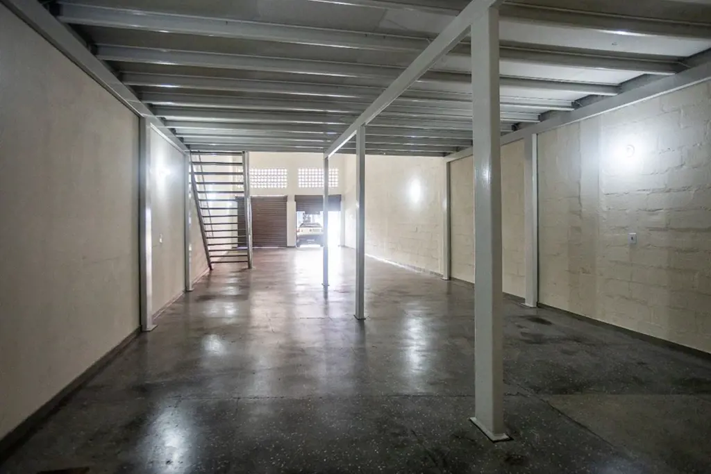 Loja, 154m², sendo 115,00 m² de loja e mezanino com 39,50 m². Aceita análise de ...