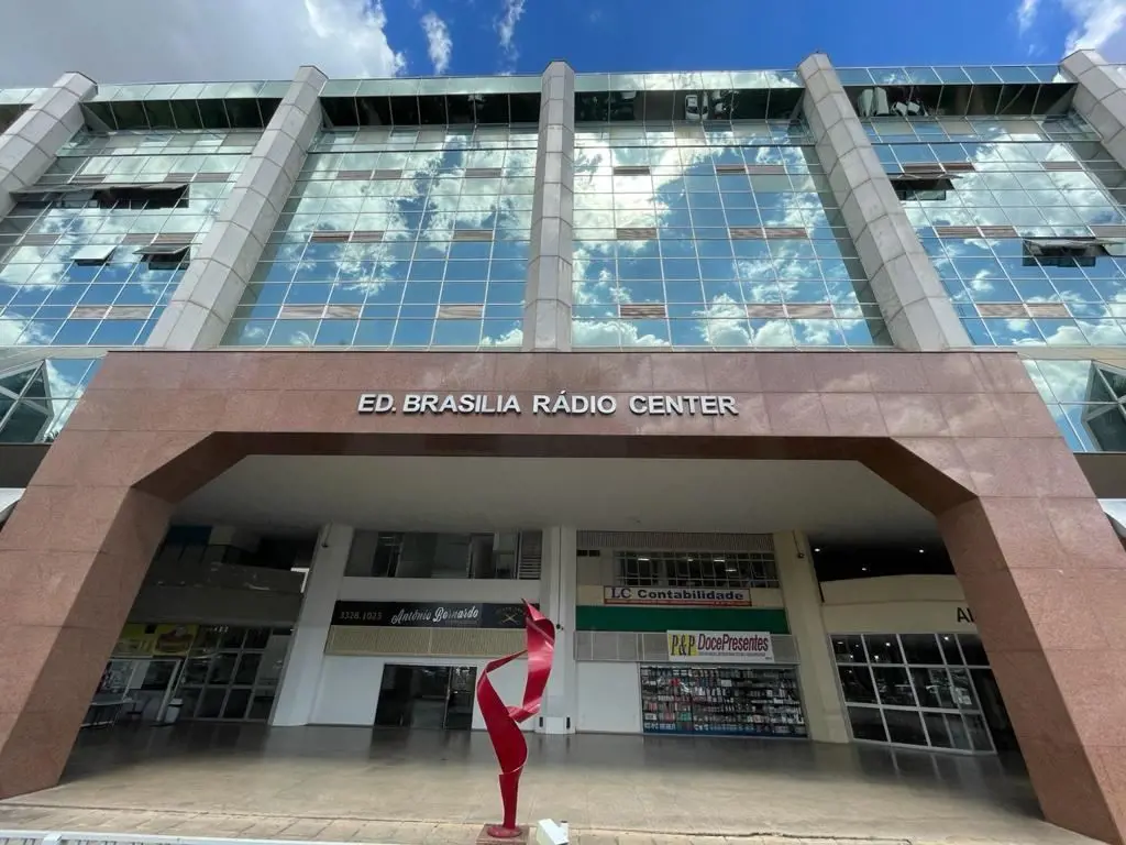 Sala comercial no Brasília Rádio Center com vista livre para o nascente e uma va...