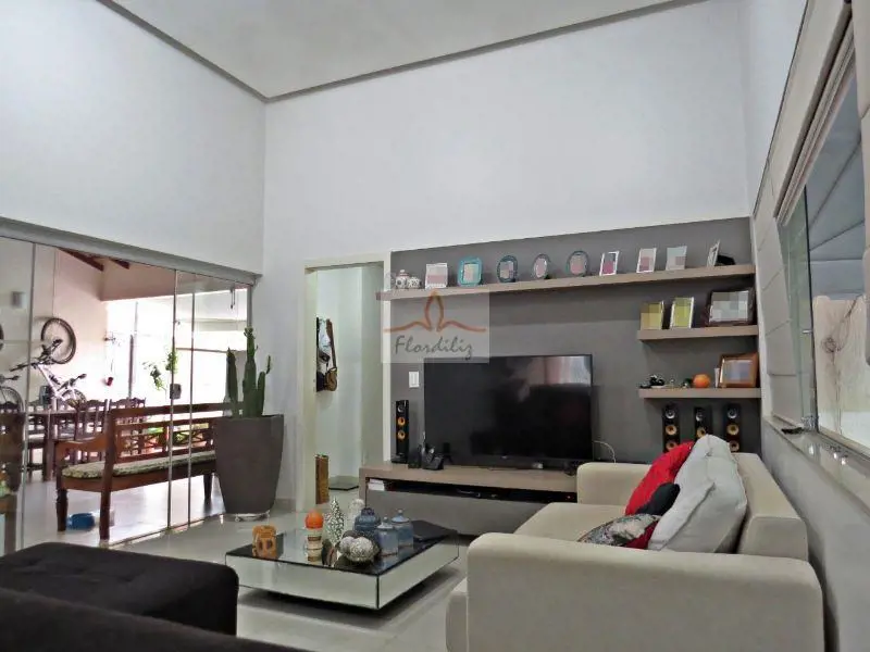 Excelente projeto valorizando o espaço em família.Integração da sala de estar co...