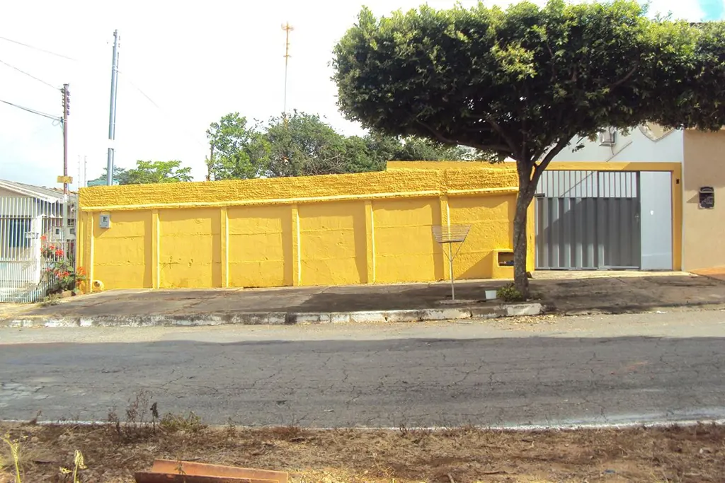 LOTE A VENDA, 390 M², COM RESIDÊNCIA NO FUNDO, BEM LOCALIZADO. SETOR SERRINHA, G...