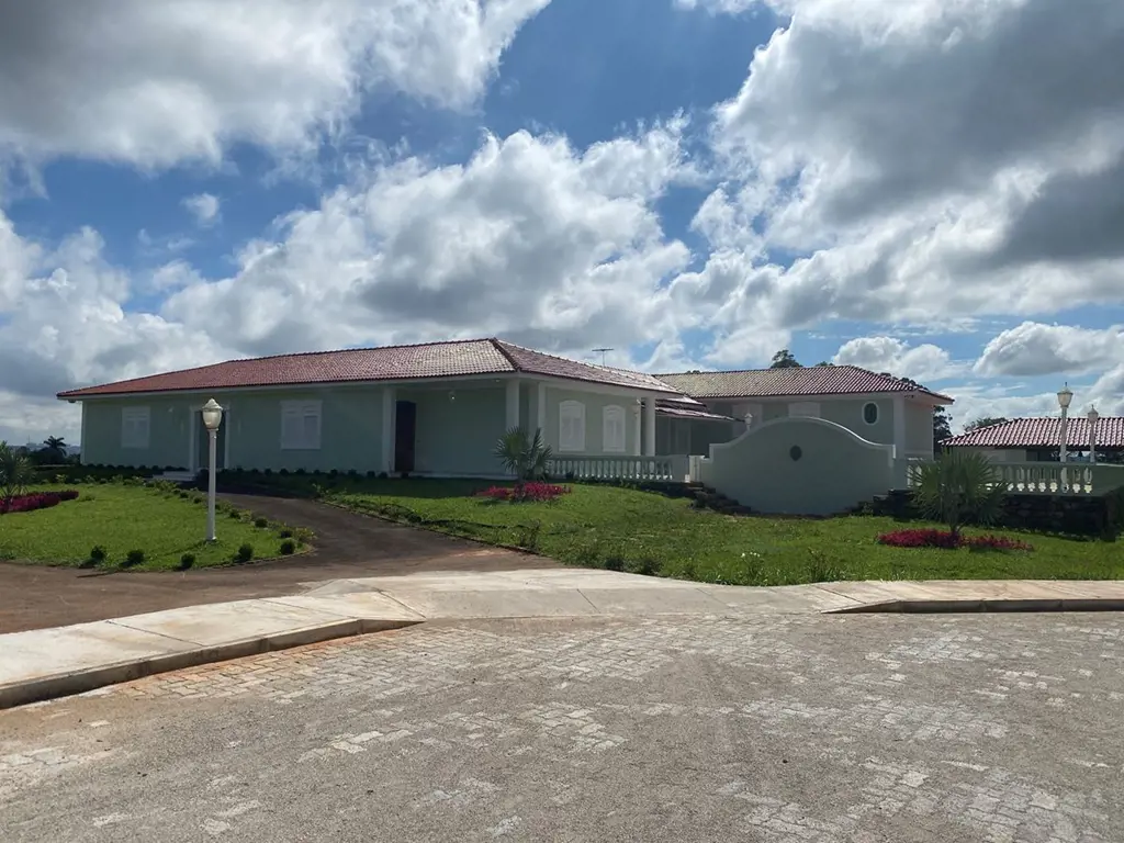Magnifica residência, muito bem construída, 03 salões com 320m2, vitrais com peç...
