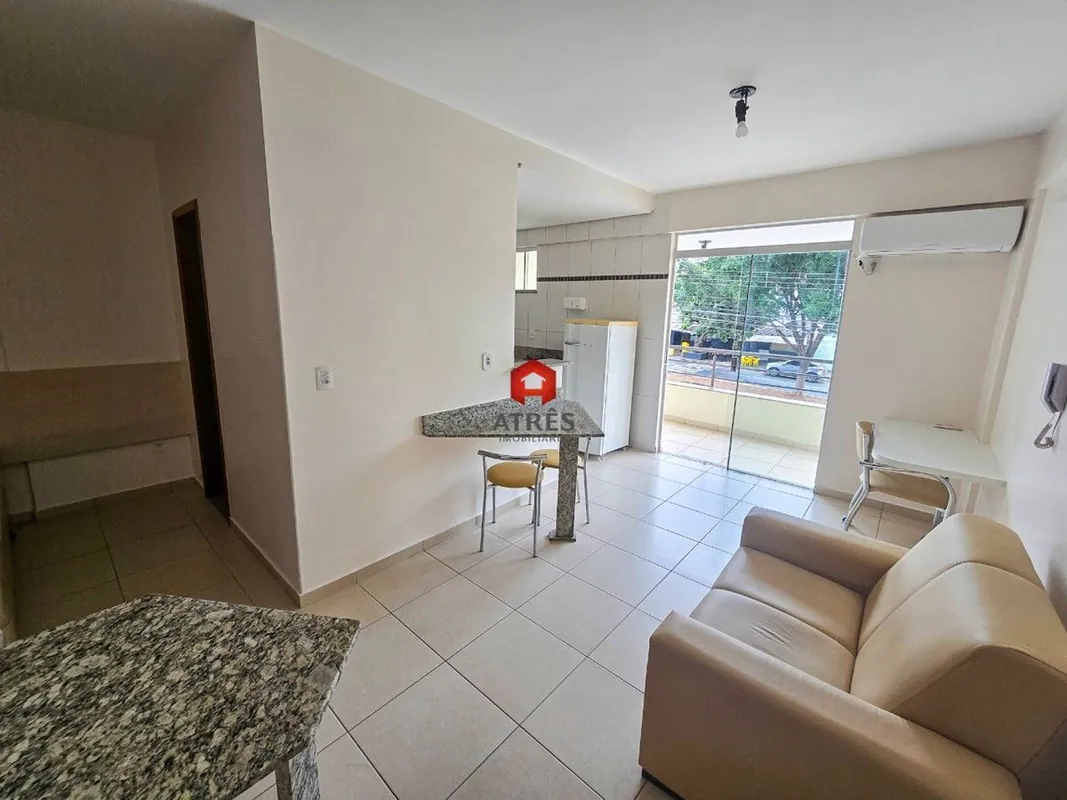 Flat com aproximadamente 35m² de área privativa composto de: sala de estar/janta...