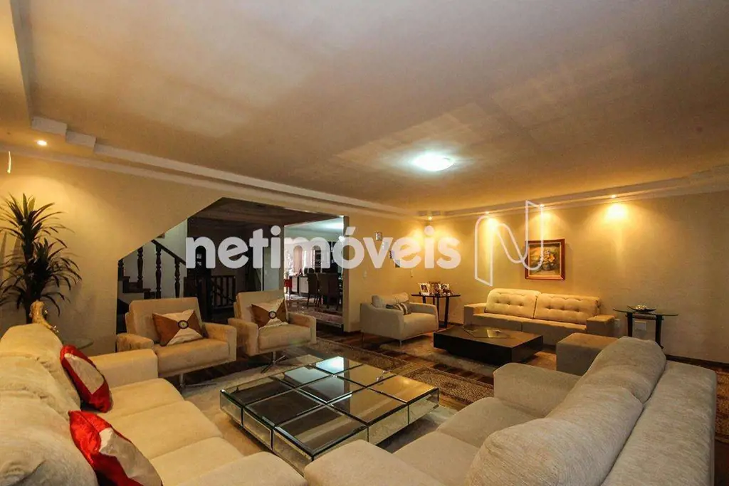 IMÓVEL:Casa com 2 pavimentos.Piso em madeira Ipê amarelo, porcelanato e cerâmica...