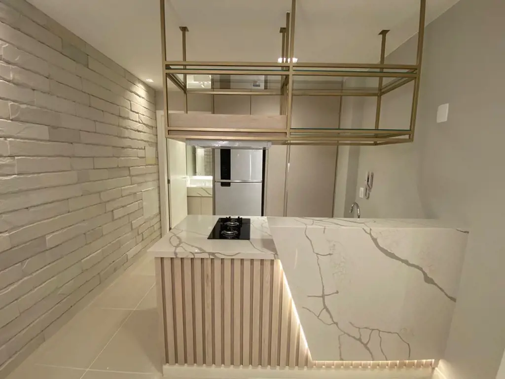 Excepcional apartamento todo reformado, finamente decorado e mobiliado. Uma vaga...