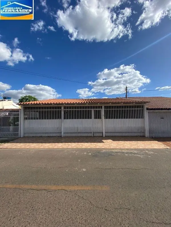 IMOBILIÁRIA FERNANDES aluga excelente casa na Quadra 15 do Setor Central, na qua...