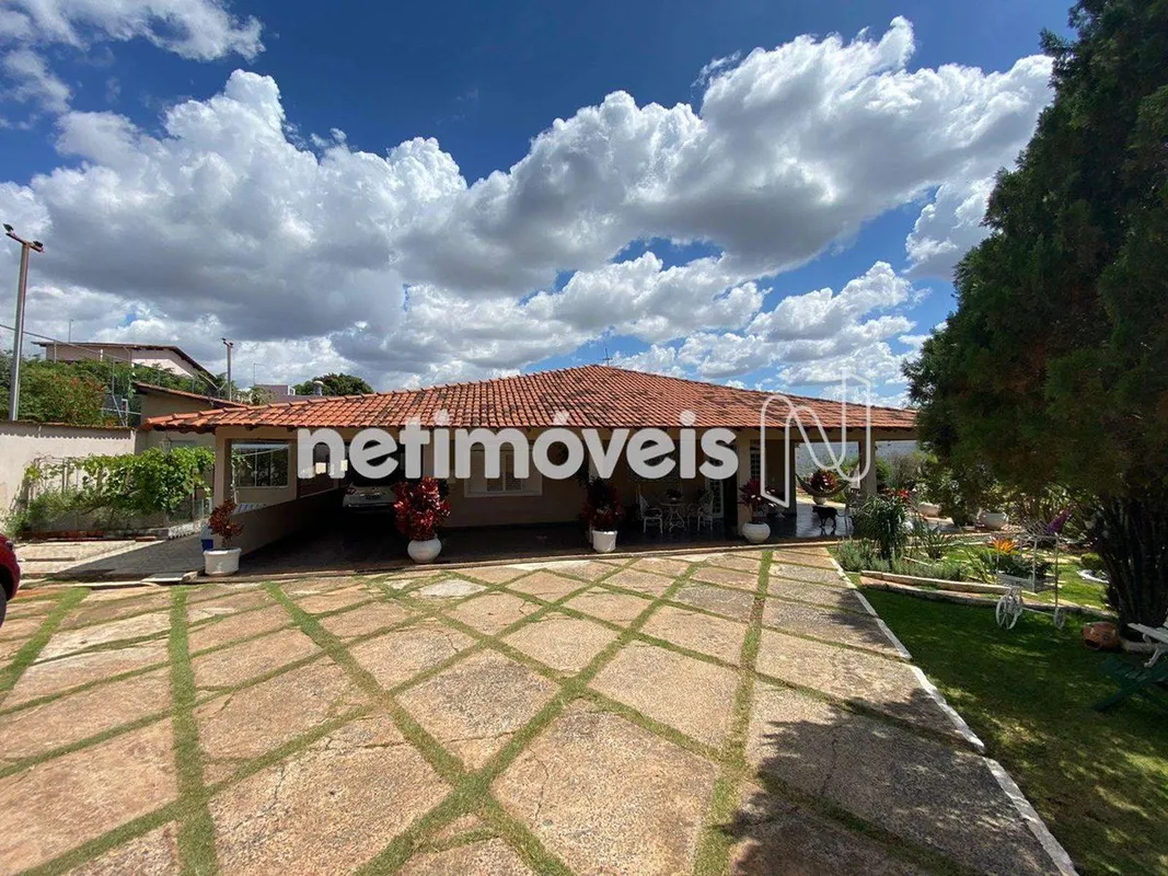 Linda casa térrea aconchegante com 411,79 m2 de área construida ,em um lote de 2...