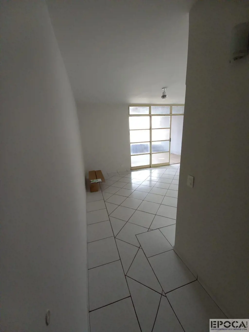 Apartamento Comercial sobreloja com excelente espaço e ótima distribuição, conte...