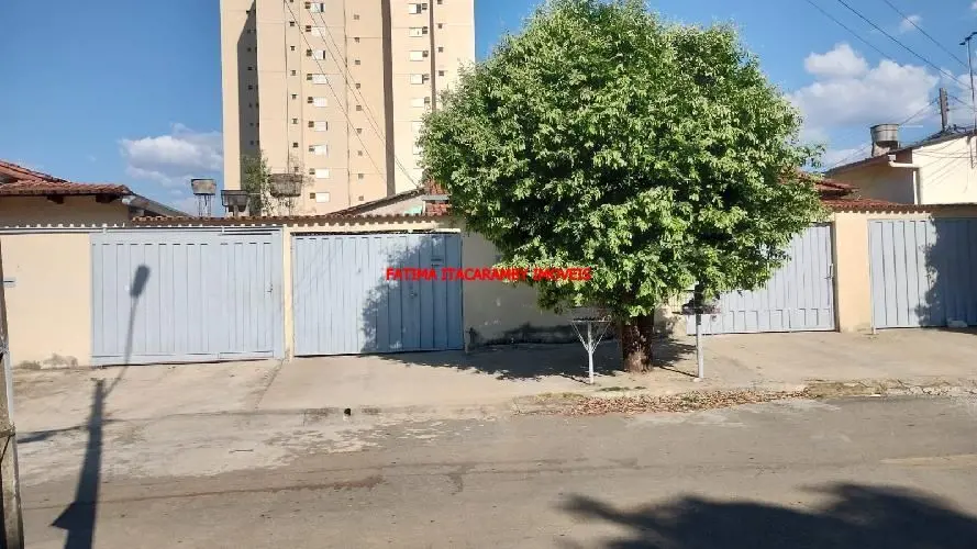 Lote de esquina com 01 casa principal com 03 quartos sendo 01 suíte, sala, cozin...