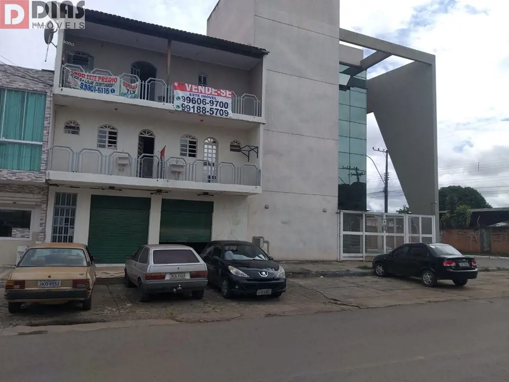 Prédio localizado na QE 38 área especial,ao lado de igreja,possui 06 apartamento...