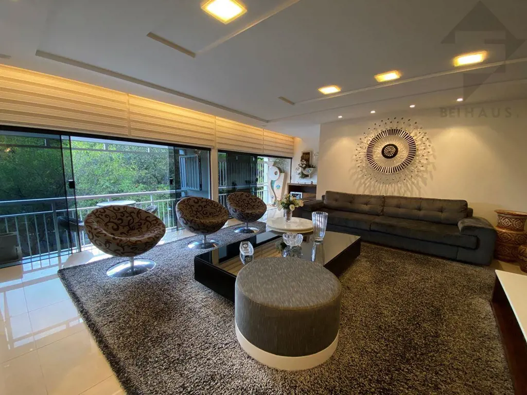 Uma verdadeira casa suspensa com espaços modernos e repleto de soluções criativa...