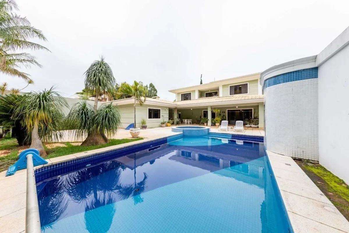 Casa de dois pavimentos composta de salão, sala de jantar, 5 quartos, sendo 4 su...
