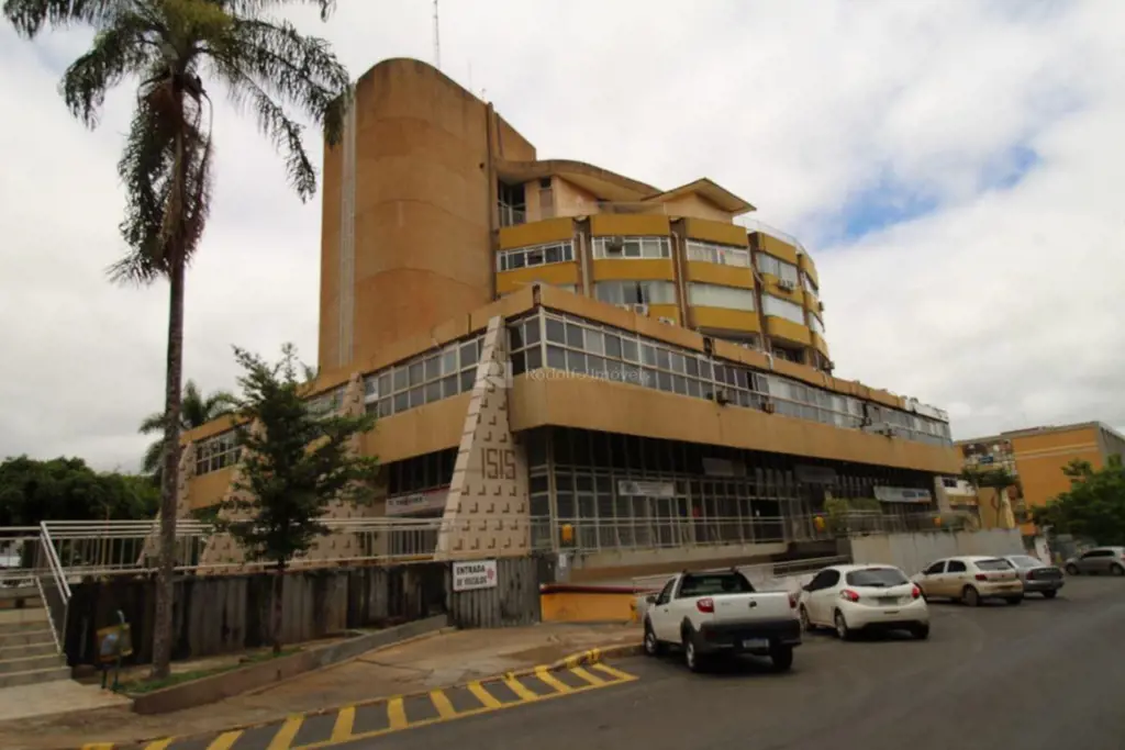 LOJA COM 111,82 M , POSSUI COPA , BANHEIRO E ESPAÇO PARA SEIS AMBIENTES, SENDO T...