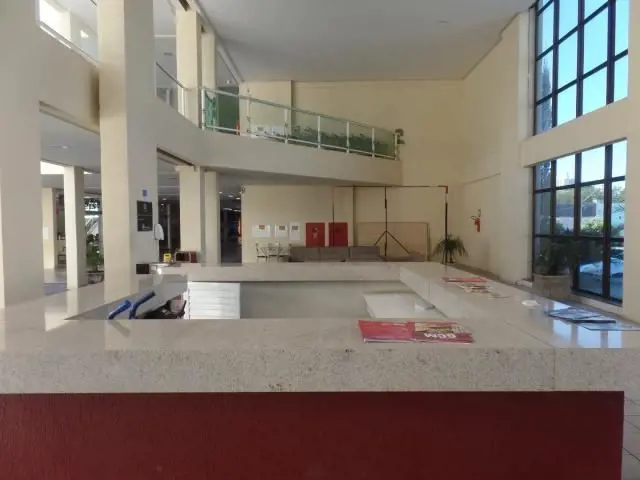Loja térrea de esquina com 40m² e 01 banheiro, depósito, bancada em granito, exp...
