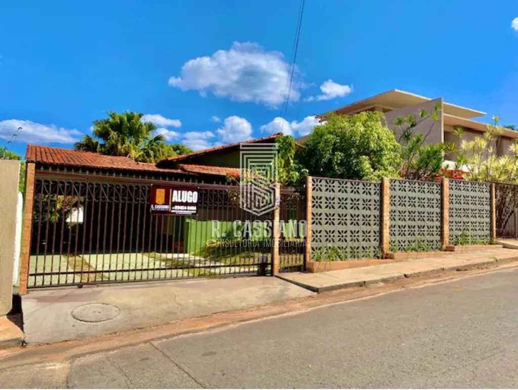 R. CASSIANO ALUGA EXCELENTE Casa na QL 2 do Lago Norte, composta por:> 500m² de ...