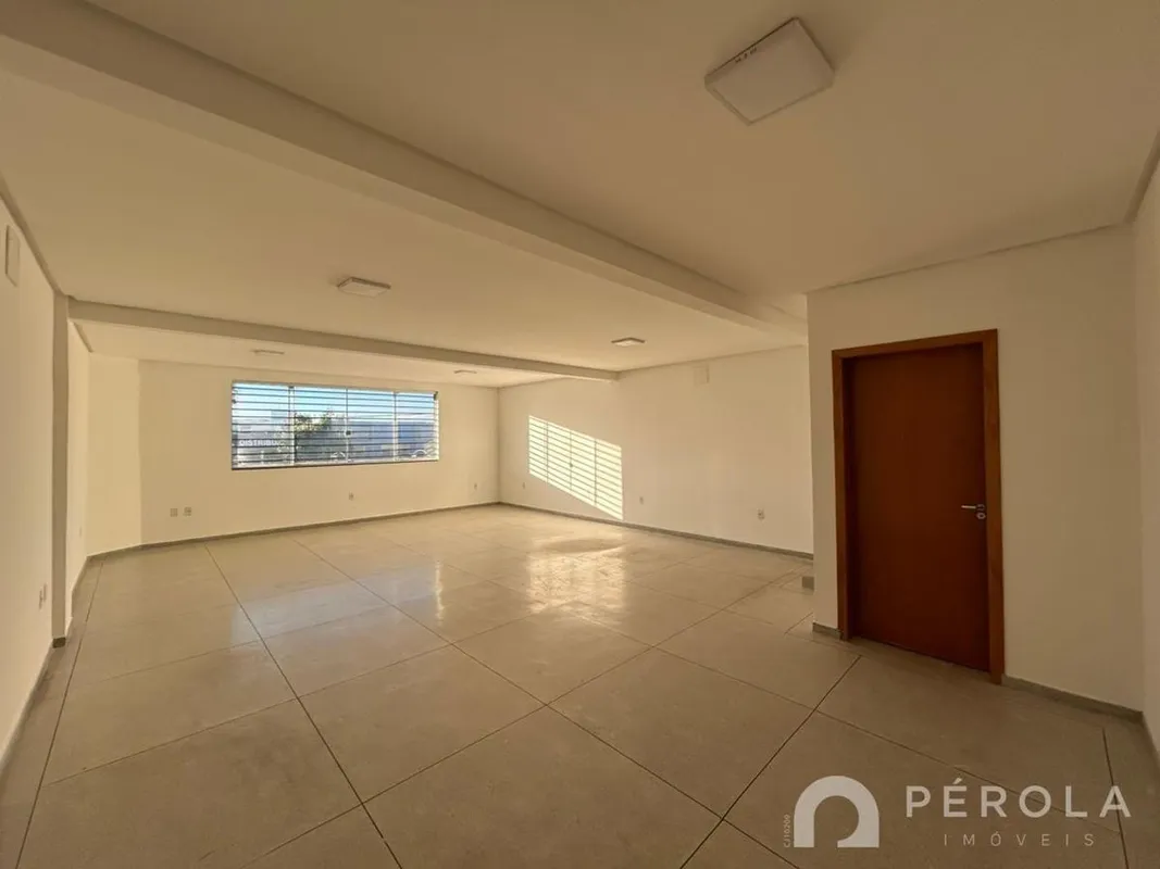 Sala comercial piso superior medindo 60m² com um banheiro. Estacionamento rotati...