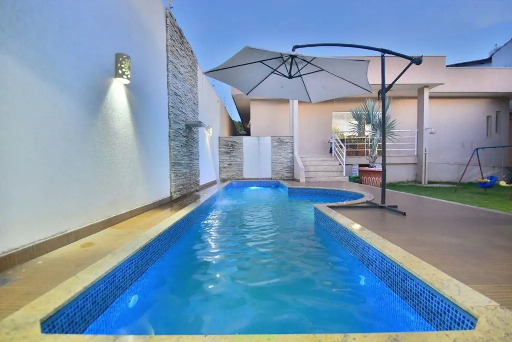 A Loop Imóveis vende belíssima casa de alto padrão (contemporânea), lote de 525m...