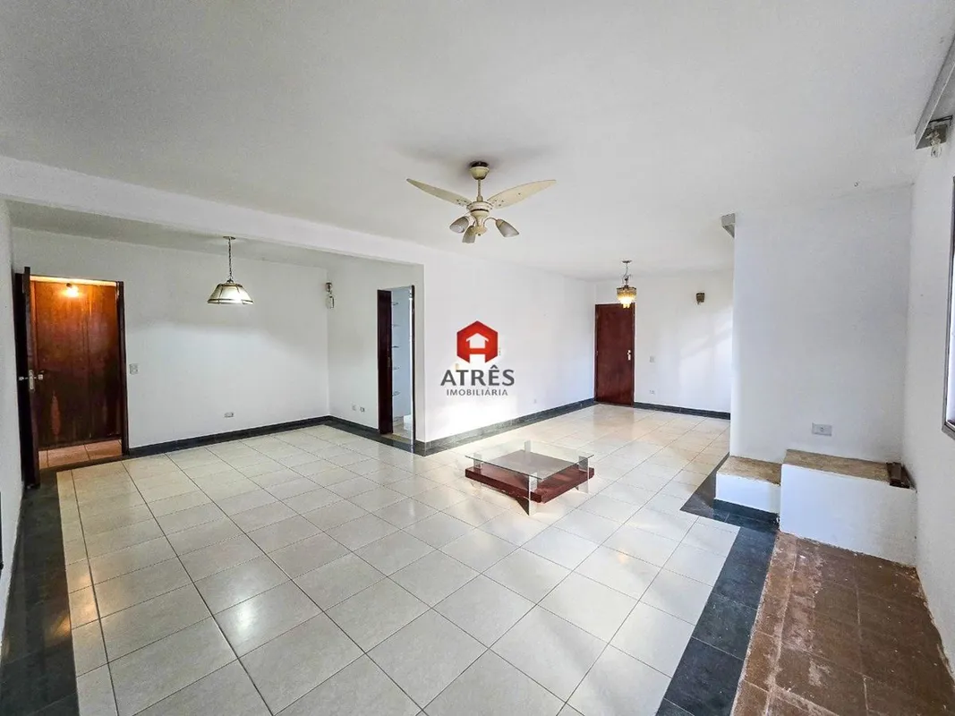 Apartamento com aproximadamente 245m² composto de: sala de estar, sala de jantar...