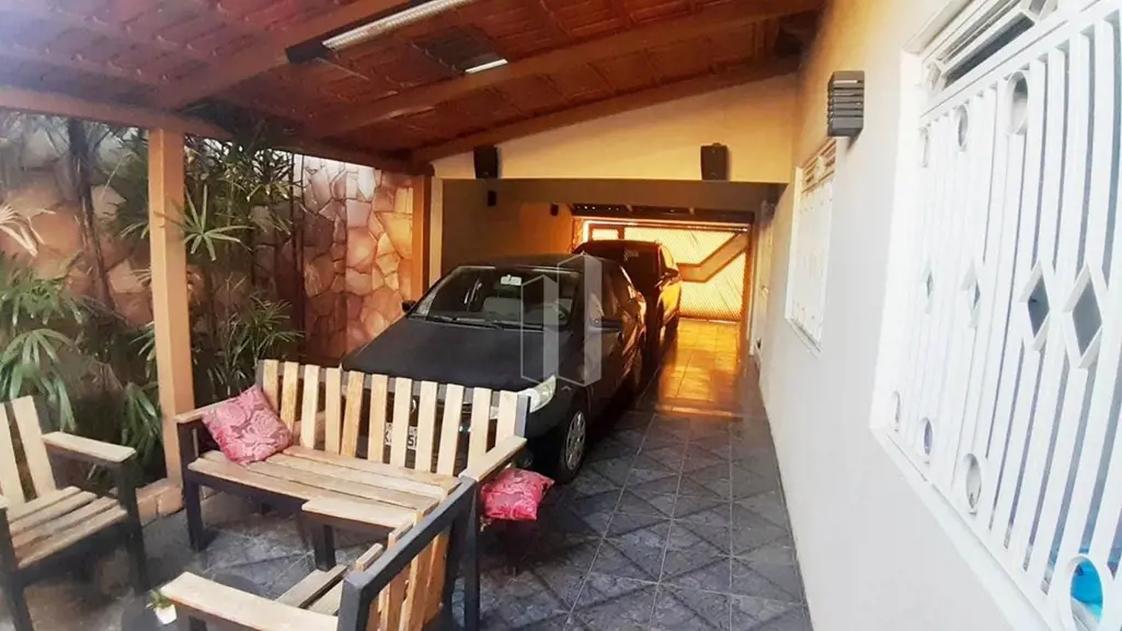 Casa residencial e comercial no Jardim Santo Antônio. Com 03 quartos, sala, copa...
