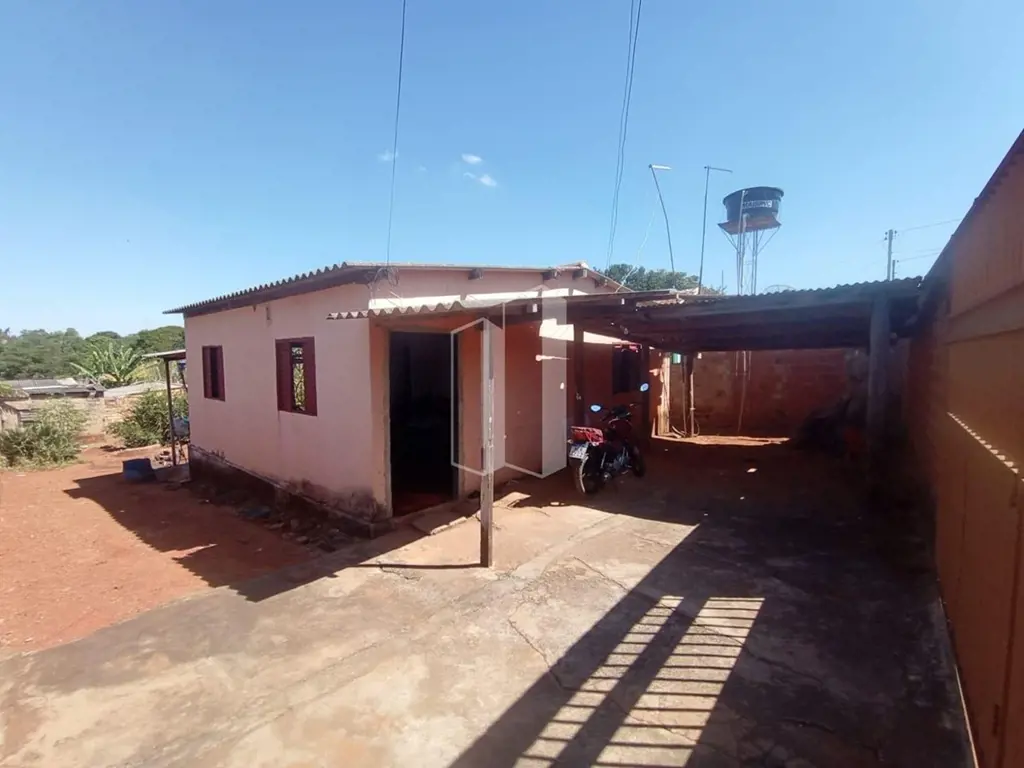 Casa com 02 quartos, sala, cozinha e banheiro social. Área total de 406,35 m². V...