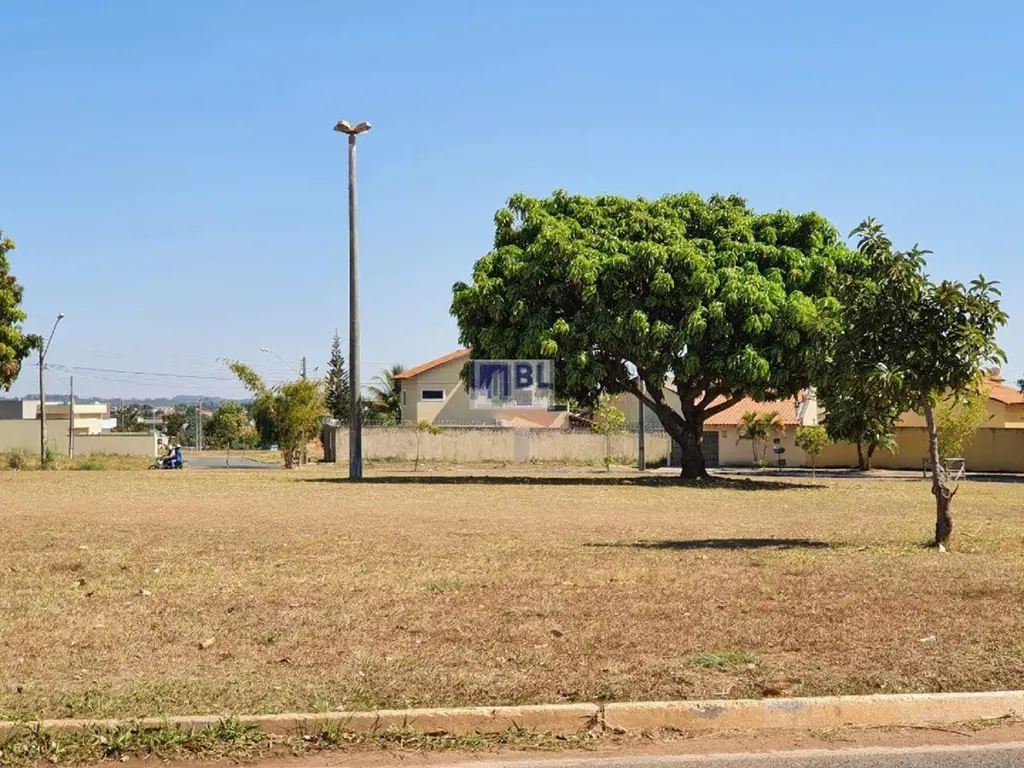 LOTE À VENDA CONDOMÍNIO DAS ESMERALDAS EM GOIÂNIA.Este terreno de esquina, com 3...