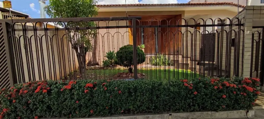 Vende-se Casa no Setor Bueno em Goiânia, sendo 4 quartos, 2 suítes plenas e duas...