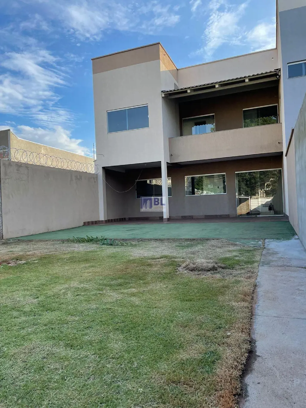 SOBRADO DE TRÊS QUARTOS E UMA SUÍTE DISPONÍVEL PARA VENDA SETOR SUDOESTE, EM GOI...
