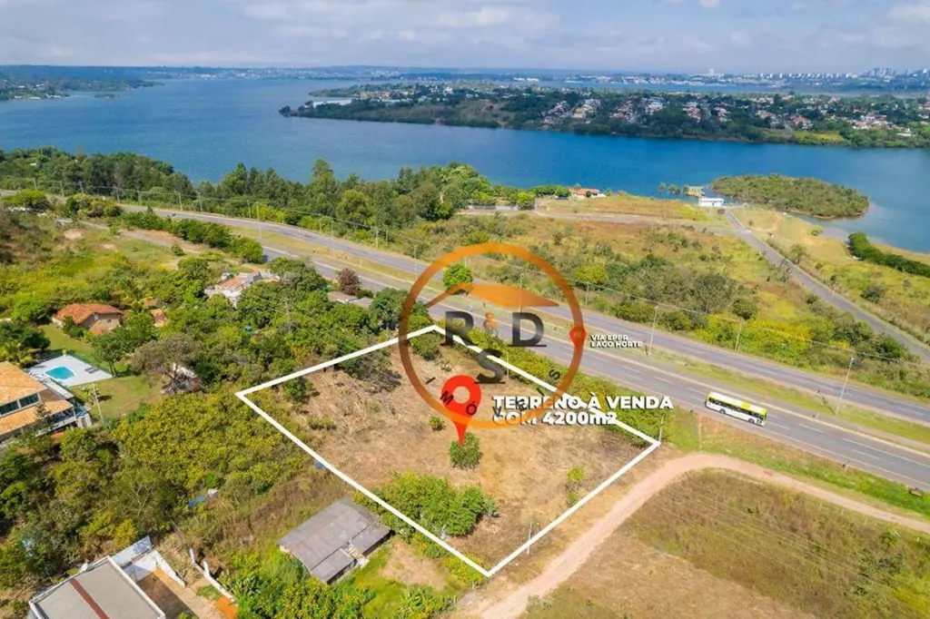 ESPETACULAR LOCALIZAÇÃOGrande lote no SMLN MI 05, 4.200m2, com uma pequena casa....
