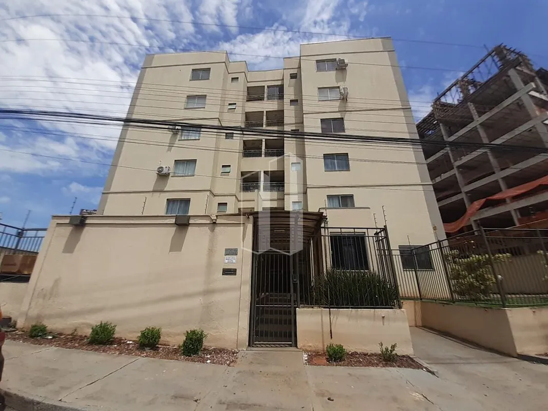 Lindo apartamento. Composto por 2 quartos, sendo 1 suíte com armários, sala, coz...