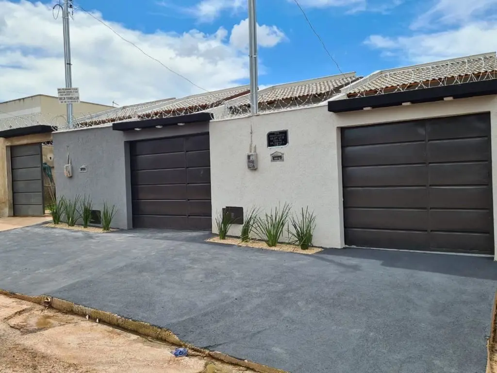. Área construída 104mts. Área terreno 150mts. Garagem coberta totalmente na laj...