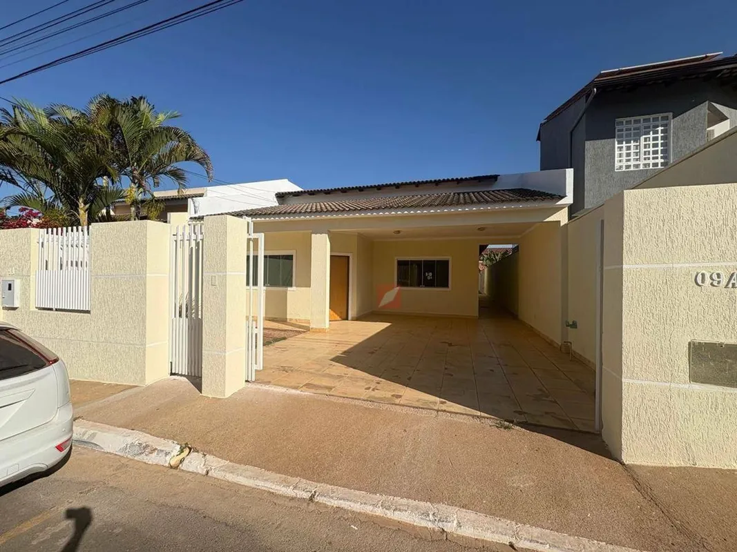 Imóvel com Piso em Porcelanato e Acabamento em Granito e Blindex, está divido em...