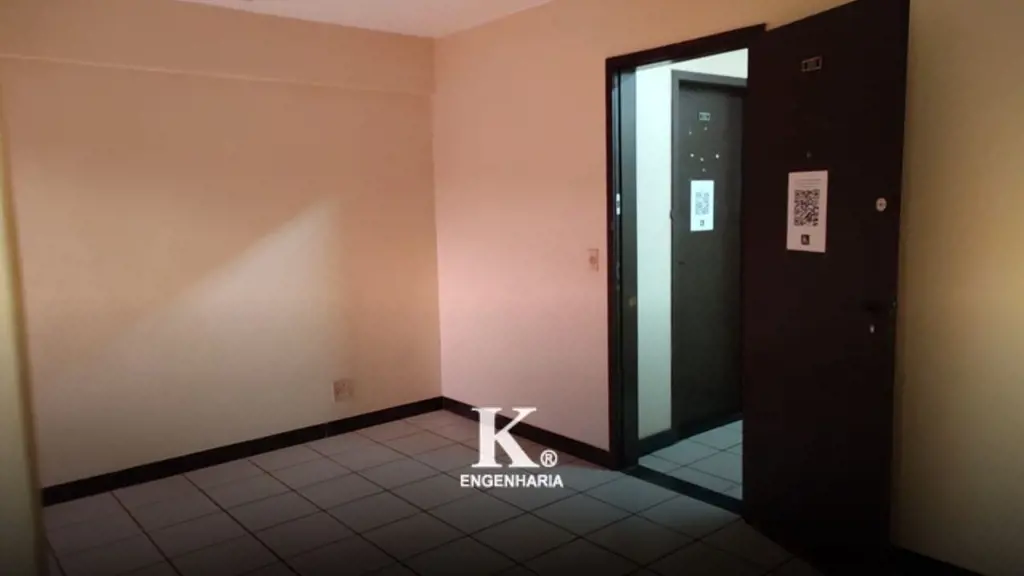 Salas comerciais com áreas que variam de 28 m2 a 36 m2, todas com banheiro priva...