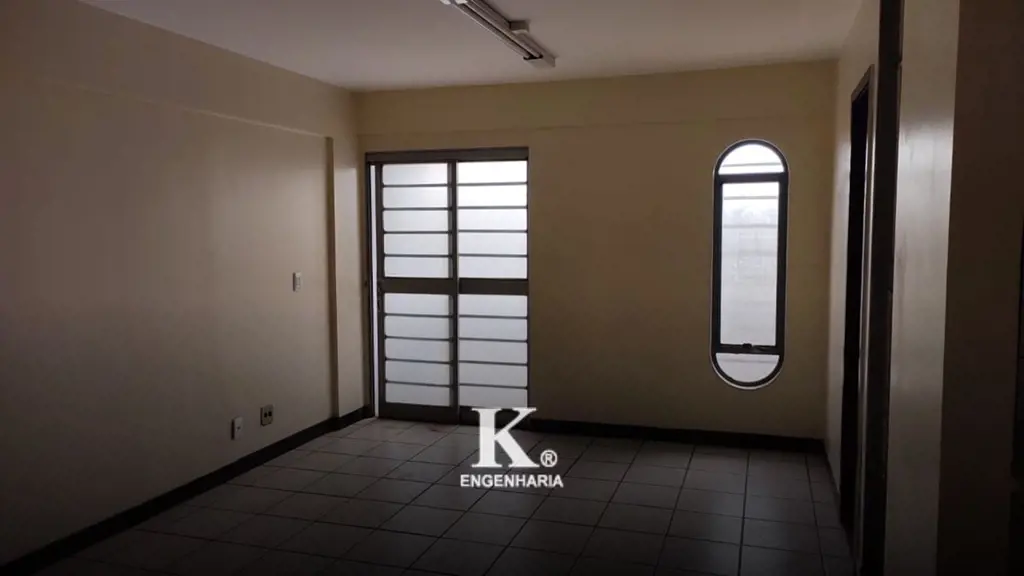 Salas comerciais com áreas que variam de 28 m2 a 36 m2, todas com banheiro priva...