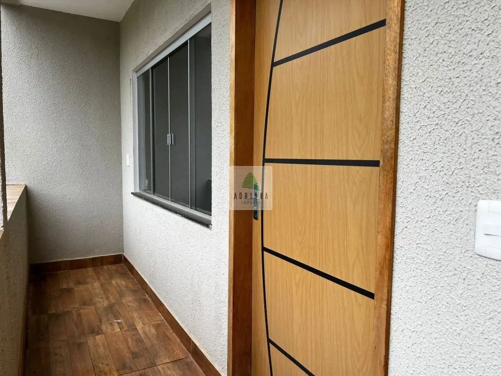 Casa sobreposta 3Q, sendo 1 suíte, 1 andar, sendo 104m2 de área construída, gara...