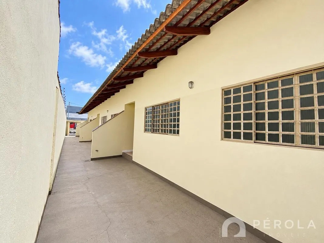 Casa geminada com dois quartos, banheiro social, sala, cozinha americana, área d...