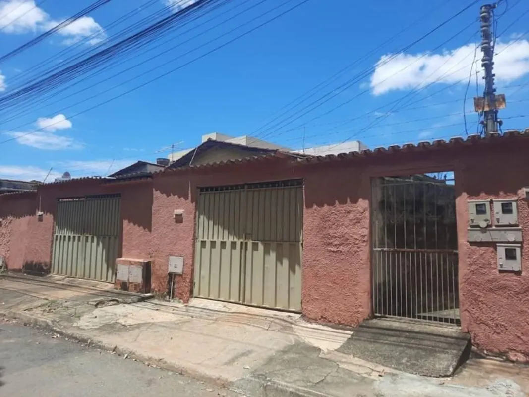 VENDO IMÓVEL COM RENDA NA 44.São três imóveis residenciais alugados.Totalmente s...