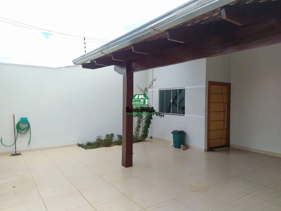 Casa com três quartos sendo uma suíte Sala de jantar Cozinha com armários Área g...