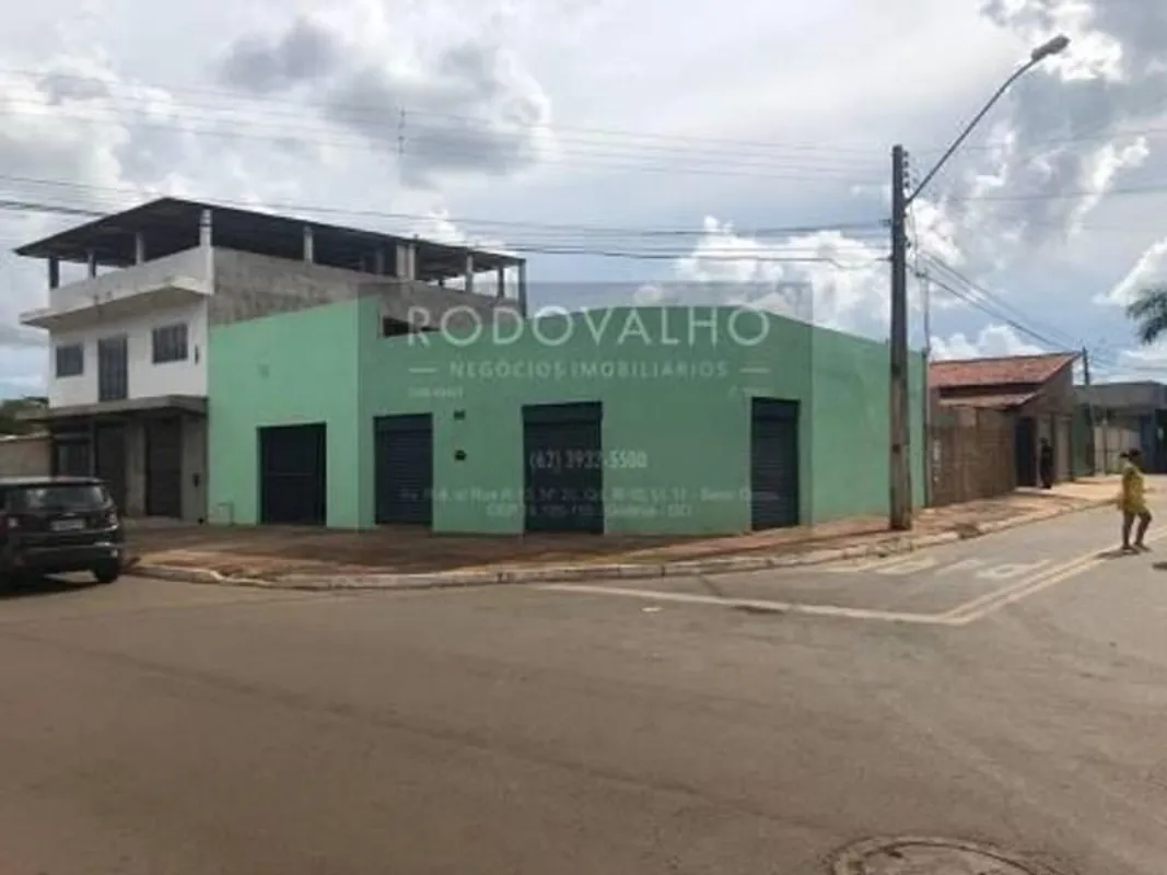 Vendo imóvel comercial de esquina, com amplo galpão, e mais duas salas recém con...