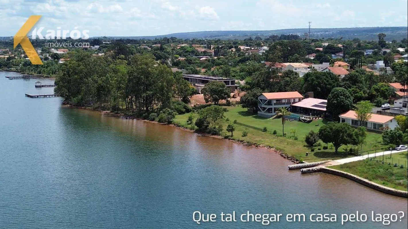 Belíssima residência (casa principal) com 650m² edificados em um terreno beira l...