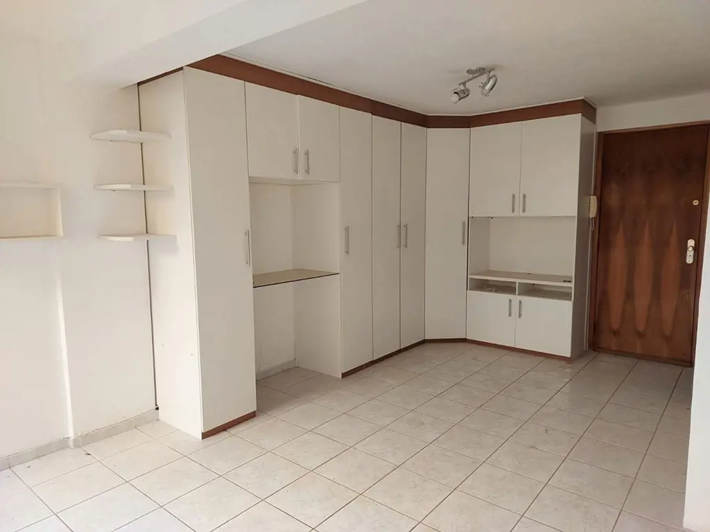 Apartamento na SCRN 712/713O apartamento conta com sala com armários para 03 amb...