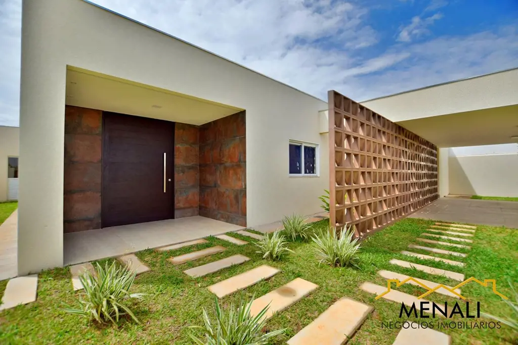 Linda casa recém construída Primeira locação Excelente localização Composta de :...