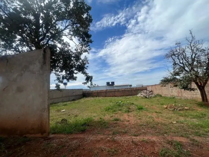 VENDO ÓTIMO LOTE. COND ESTÂNCIA QUINTAS DA ALVORADA .MURADO PLANO NA QUADRA 4 ÓT...