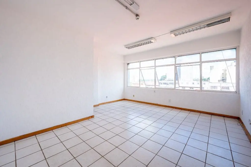 :: Sala no centro de Taguatinga . 37 m² . Banheiro . Vista para a avenida centra...
