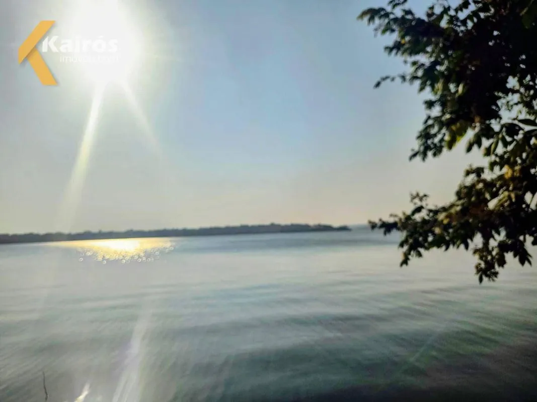 Terreno beira lago (ponta de picolé) com área total de 3.000m², sendo a área con...