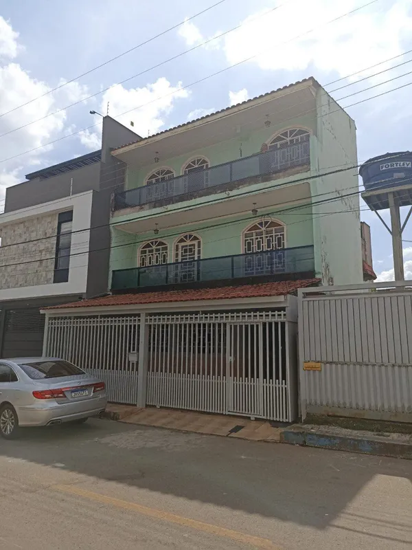 BAROLI IMÓVEIS VENDE CASA TIPO SOBRADO COM TERRAÇO PANORÂMICO NA QE 38 – GUARÁ I...