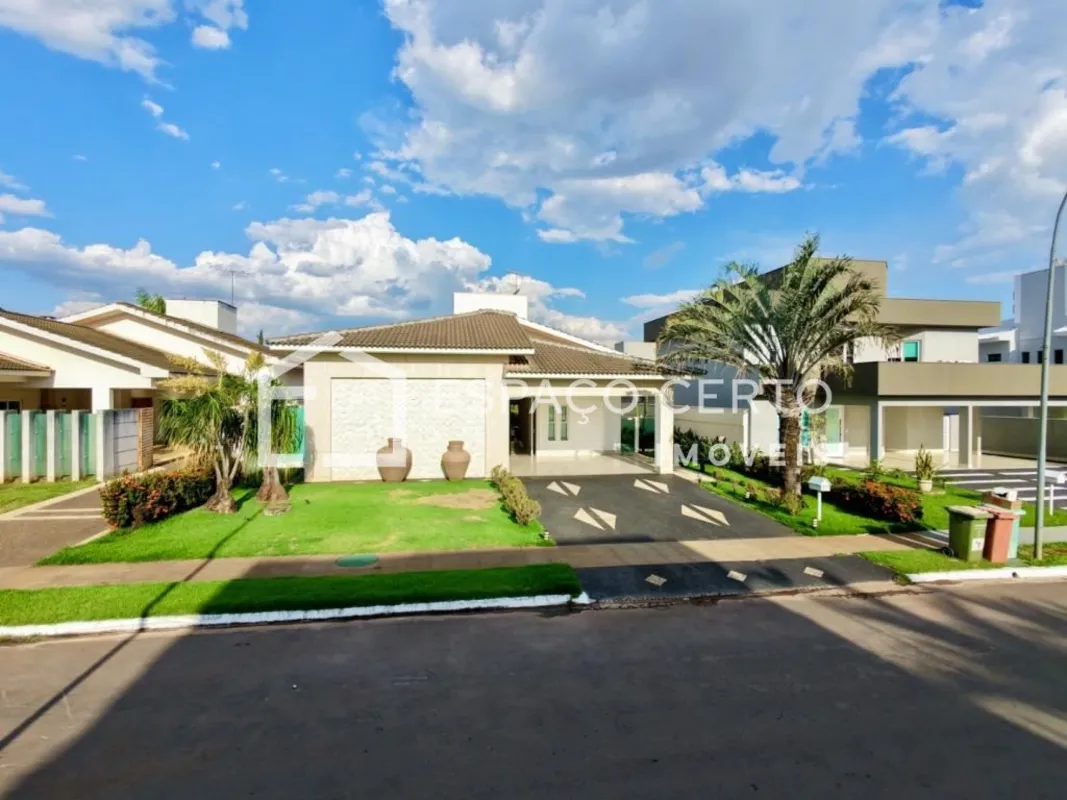Excelente casa térrea à venda no Residencial Granville, com 03 suítes, sendo a p...
