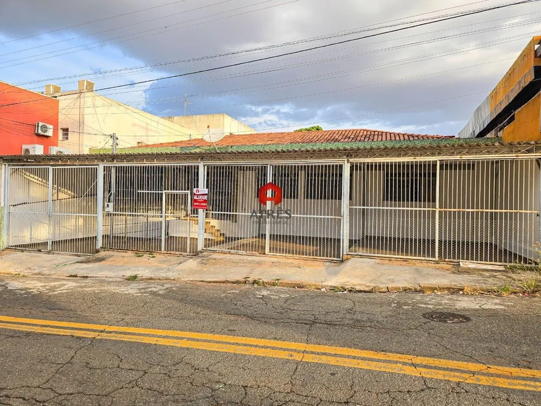 Casa residencial com aproximadamente 171m² de área privativa composto de: sala d...