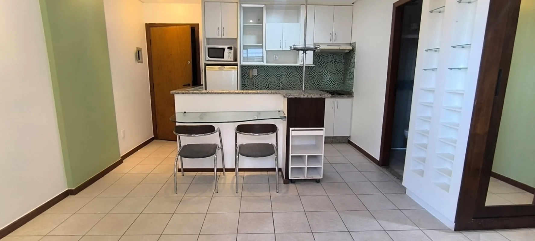 Excelente Kitnet Semi-Mobiliada com Varanda!Kiitnet composta por sala com varand...