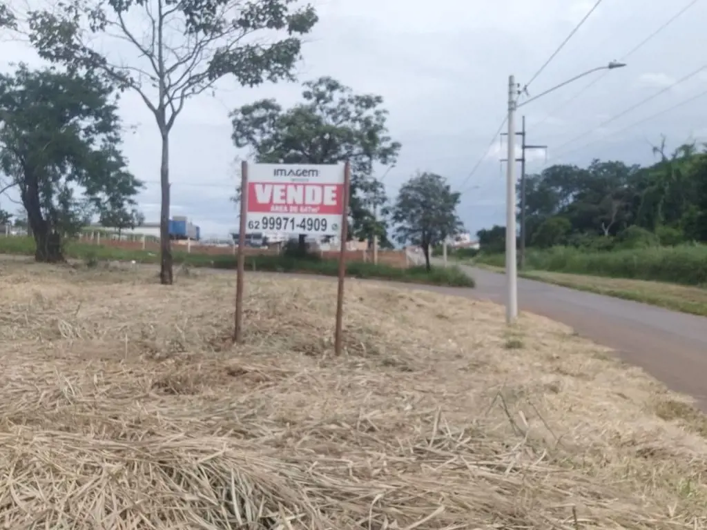 area lote 646,82mm sendo 14,77mm av.vitoria, 6,32 de chanfrado,35,00 mm lado dir...